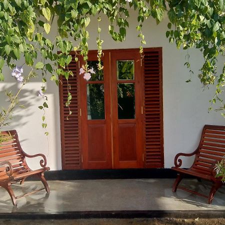 Mandara Rest Bed & Breakfast ฮิกคาดูวา ภายนอก รูปภาพ