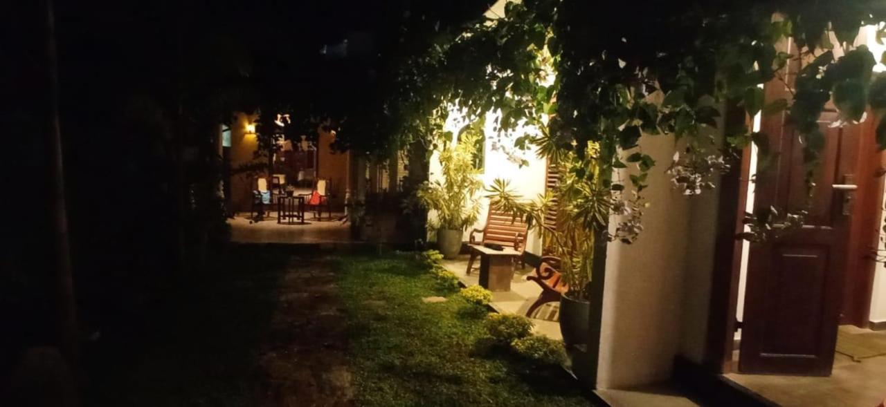 Mandara Rest Bed & Breakfast ฮิกคาดูวา ภายนอก รูปภาพ